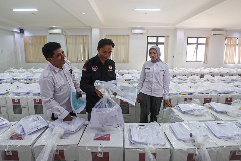 KPU Distribusi Logistik Pilkada 2024 di Jakarta Timur - Bagian 1