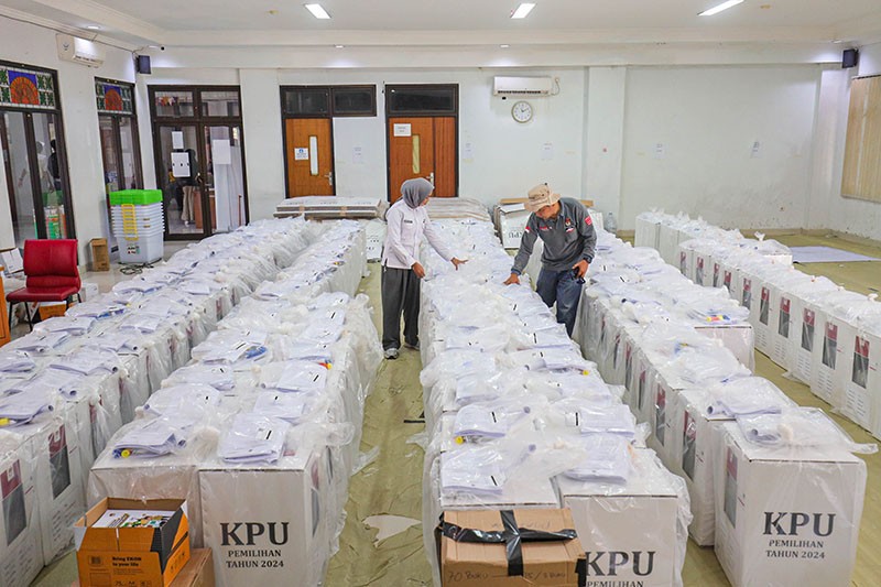 KPU Distribusi Logistik Pilkada 2024 di Jakarta Timur - Bagian 3