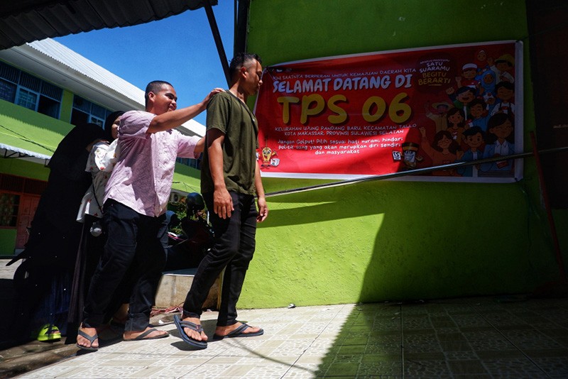 Potret Penyandang Tunanetra Gunakan Hak Pilih di TPS Ramah Disabilitas - Bagian 1