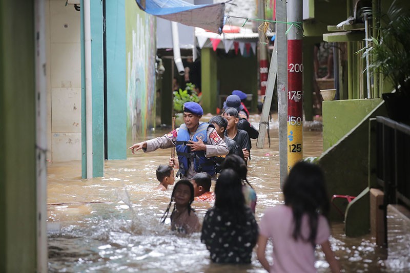 Banjir Rendam 10 RT di Kebon Pala Kampung Melayu Akibat Kali Ciliwung Meluap - Bagian 3