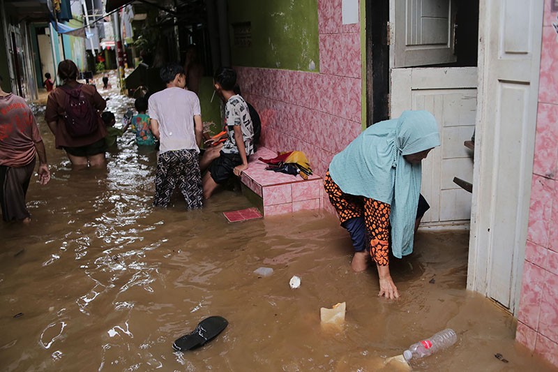 Banjir Rendam 10 RT di Kebon Pala Kampung Melayu Akibat Kali Ciliwung Meluap - Bagian 1