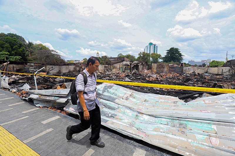 Penampakan Kebakaran Lapak di Simpang Matraman, Satu Warga Tewas - Bagian 2