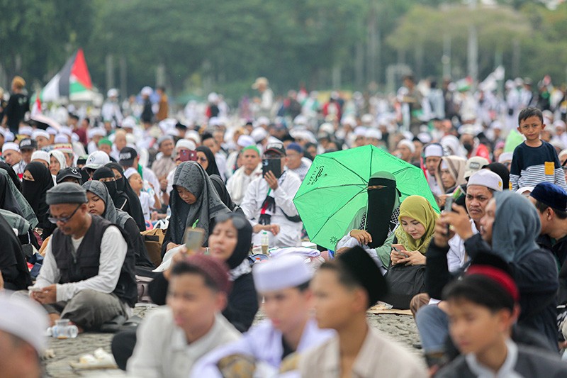 Ribuan Massa Hadiri Aksi Reuni 212 di Monas, Ada Habib Rizieq - Bagian 6