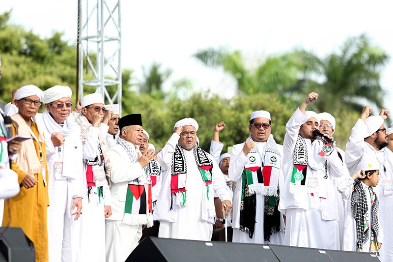 Ribuan Massa Hadiri Aksi Reuni 212 di Monas, Ada Habib Rizieq - Bagian 1