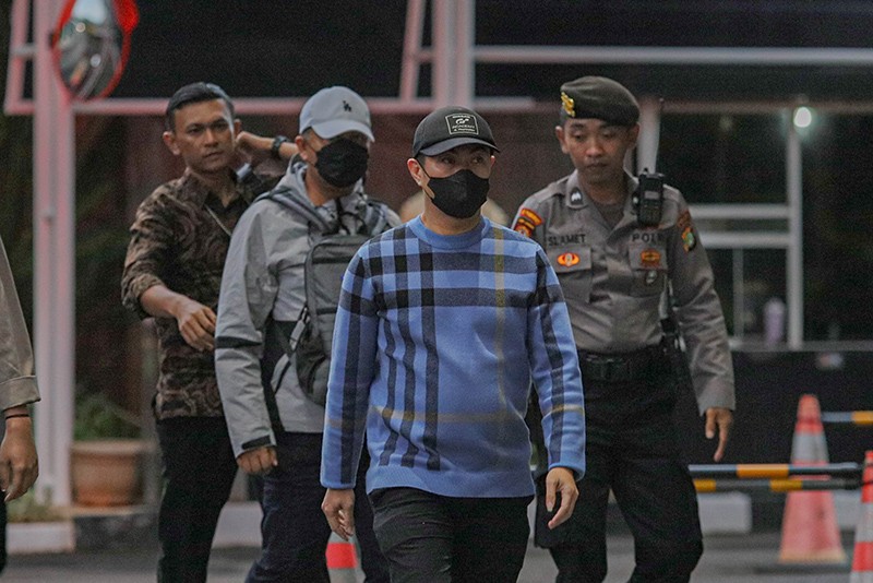 Tampang Pj Wali Kota Pekanbaru Risnandar Mahiwa Dibawa ke KPK usai Kena OTT - Bagian 3