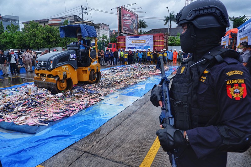 Barang Ilegal Senilai Rp5,9 Miliar Dimusnahkan Bea Cukai - Bagian 4