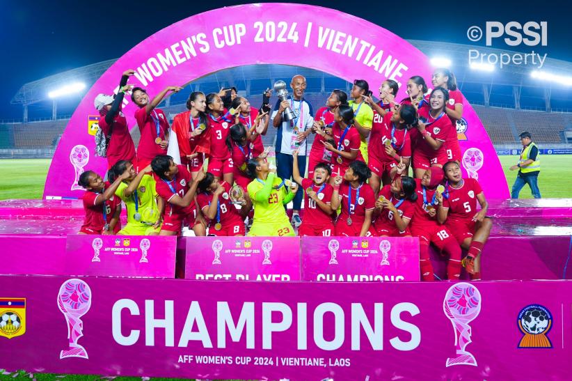 Bangga! Begini Selebrasi Timnas Indonesia Putri Angkat Trofi Piala AFF 2024 - Bagian 3