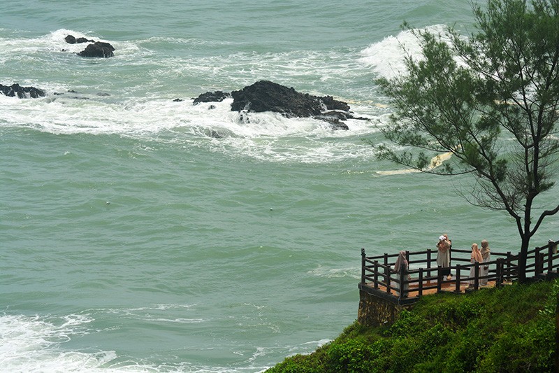 Eksotisme Geopark Kebumen Pantai Menganti, Debur Ombak Menghantam Batu Karang - Bagian 6