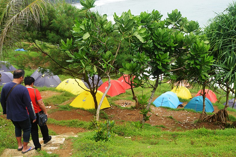 Eksotisme Geopark Kebumen Pantai Menganti, Debur Ombak Menghantam Batu Karang - Bagian 5