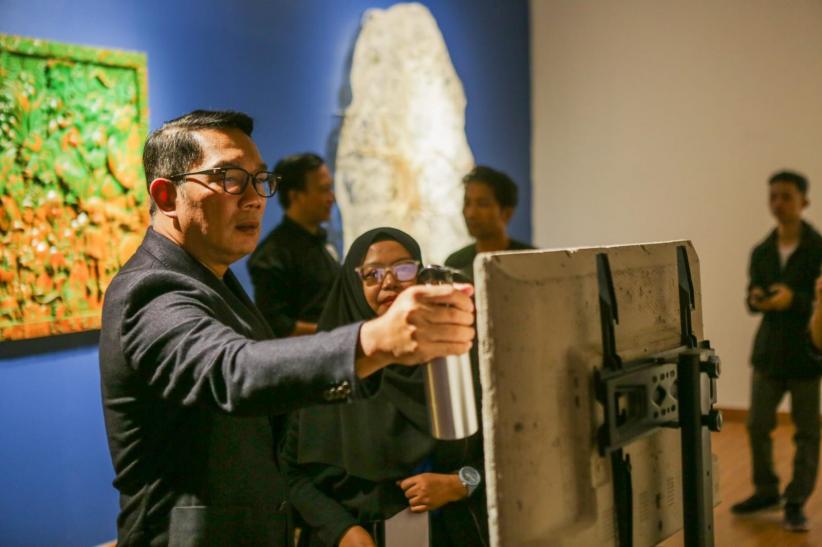 Momen Ridwan Kamil Menikmati Karya Lukis di Basuki Abdullah Art Awards - Bagian 2