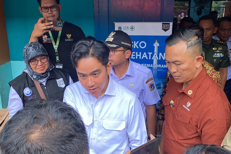 Wapres Gibran Temui Korban Kebakaran di Kemayoran, Bagi-Bagi Susu dan Cek Sembako - Bagian 4