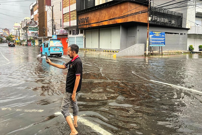 Sejumlah Wilayah Kota Makassar Banjir hingga Selutut Orang Dewasa  - Bagian 1