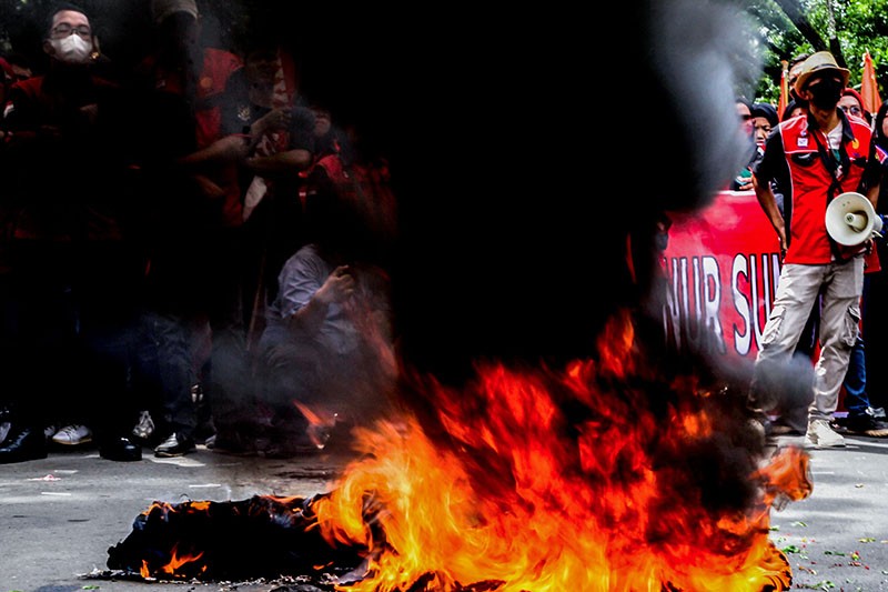 Ratusan Buruh Bakar Keranda Tuntut Revisi Upah Minimum - Bagian 3