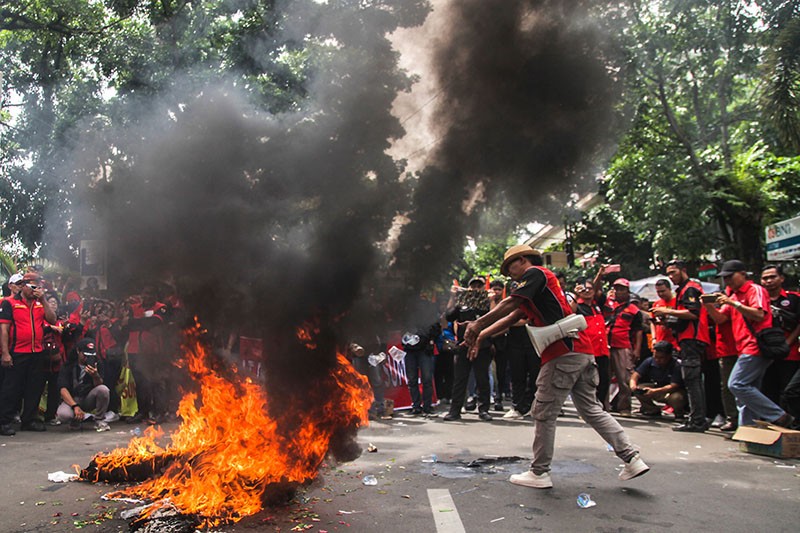 Ratusan Buruh Bakar Keranda Tuntut Revisi Upah Minimum - Bagian 2