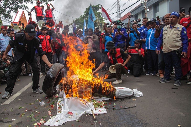 Ratusan Buruh Bakar Keranda Tuntut Revisi Upah Minimum - Bagian 1