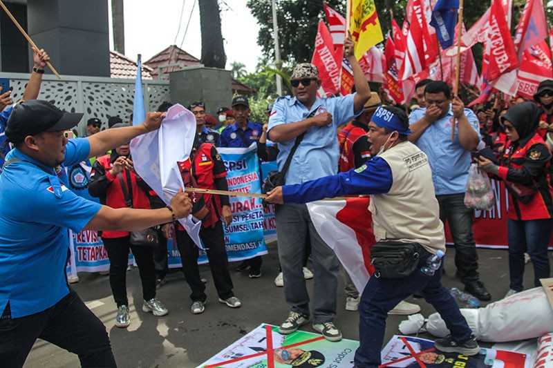 Ratusan Buruh Bakar Keranda Tuntut Revisi Upah Minimum - Bagian 4