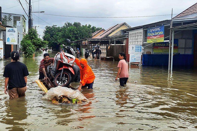Warga Perumnas Antang Berjibaku Evakuasi Sepeda Motor ke Tempat Aman - Bagian 4