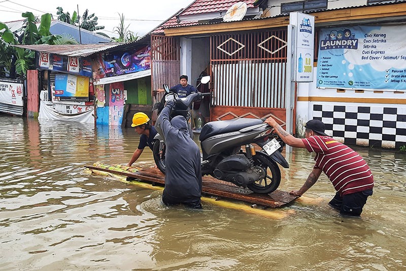 Warga Perumnas Antang Berjibaku Evakuasi Sepeda Motor ke Tempat Aman - Bagian 3