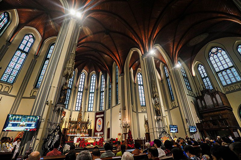 Suasana Misa Malam Natal di Gereja Katedral Berlangsung Khidmat - Bagian 3