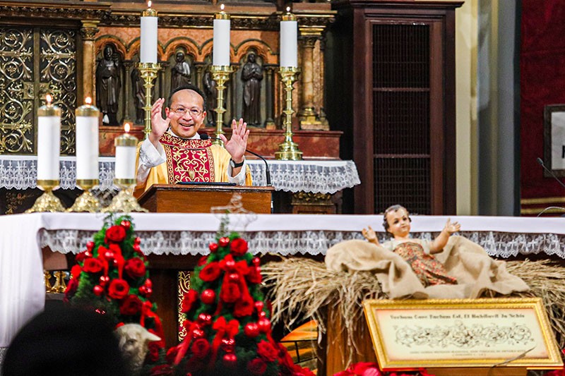 Suasana Misa Malam Natal di Gereja Katedral Berlangsung Khidmat - Bagian 2