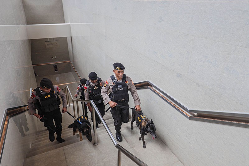 Polri Kerahkan Anjing Pelacak Sterilisasi Gereja Katedral Jakarta - Bagian 6