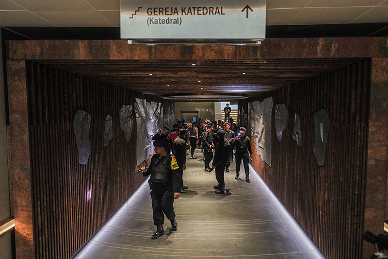Polri Kerahkan Anjing Pelacak Sterilisasi Gereja Katedral Jakarta - Bagian 4