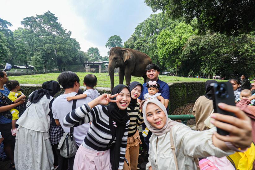 Taman Margasatwa Ragunan Padat Pengunjung - Bagian 1