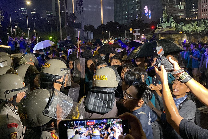 Bentrokan Mahasiswa vs Polisi saat Aksi Tolak PPN 12 Persen - Bagian 1