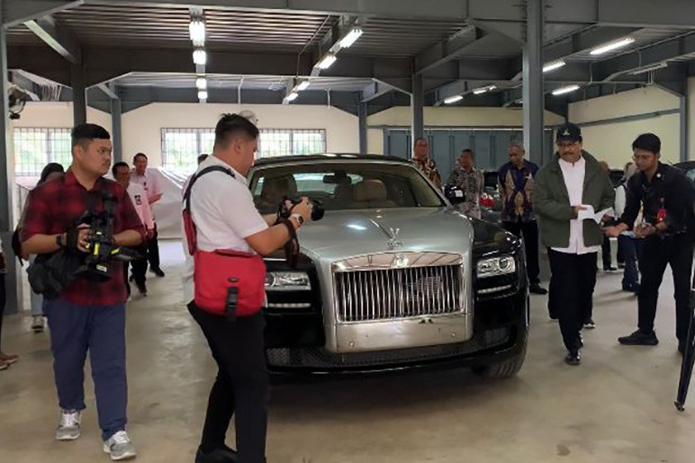 Penampakan Rolls-Royce hingga Tas Louis Vuitton Bernilai Rp18 M di Gudang Kemensos - Bagian 2