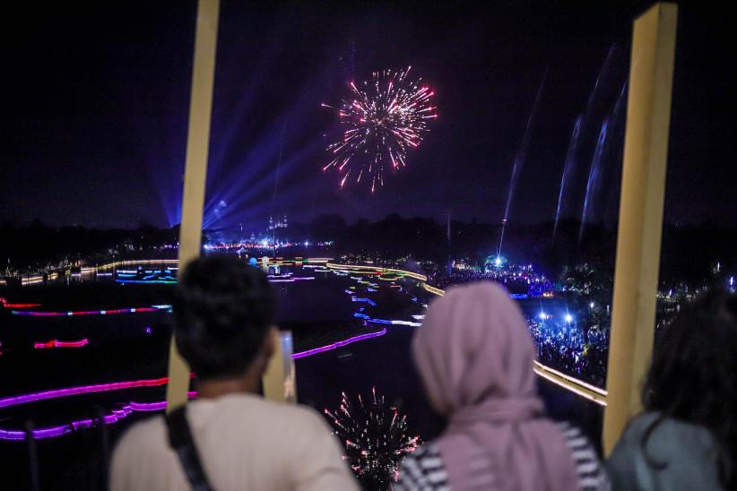 Foto-Foto Pesta Kembang Api Meriahkan Perayaan Malam Tahun Baru 2025 di TMII - Bagian 4