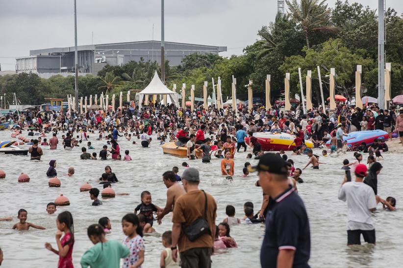 Pantai Ancol Penuh! Pengunjung Tembus 66.000 saat Libur Tahun Baru 2025 - Bagian 1