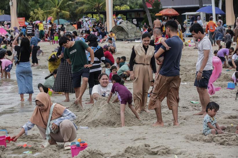 Pantai Ancol Penuh! Pengunjung Tembus 66.000 saat Libur Tahun Baru 2025 - Bagian 5