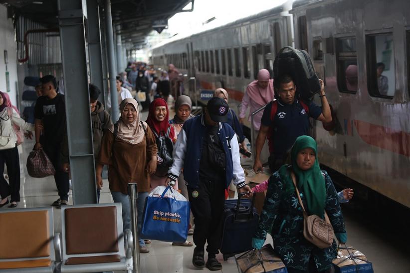 Libur Nataru Berakhir, Puluhan Ribu Penumpang Kembali ke Stasiun Pasar Senen - Bagian 5
