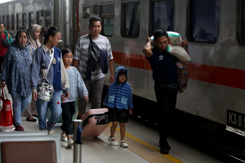 Libur Nataru Berakhir, Puluhan Ribu Penumpang Kembali ke Stasiun Pasar Senen - Bagian 1