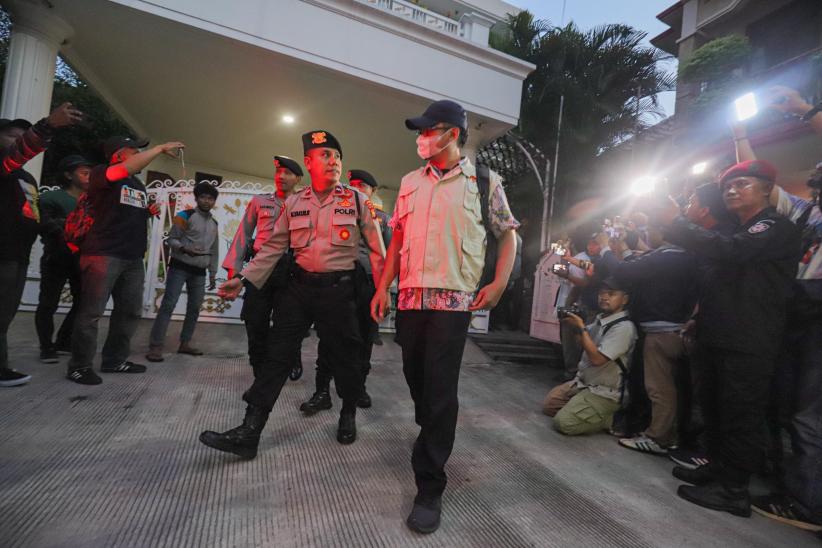 KPK Bawa Satu Koper Hitam Hasil Penggeledahan Rumah Hasto - Bagian 3