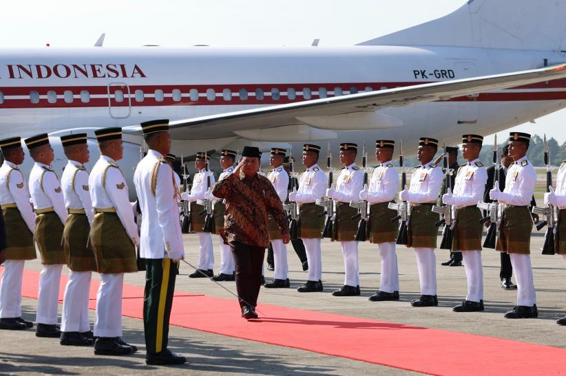 Presiden Prabowo Tiba di Malaysia Disambut Pasukan Jajar Kehormatan - Bagian 1