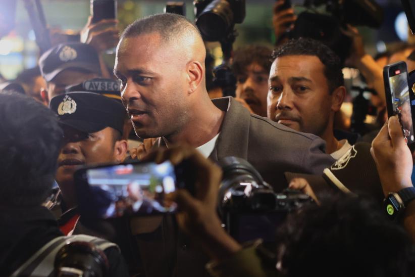 Momen Pelatih Timnas Indonesia Patrick Kluivert Tiba di Tanah Air - Bagian 2