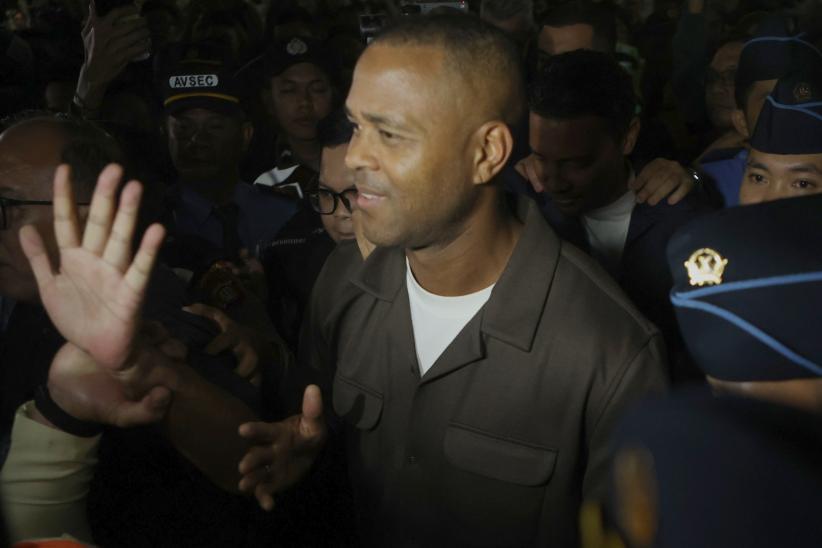 Momen Pelatih Timnas Indonesia Patrick Kluivert Tiba di Tanah Air - Bagian 1