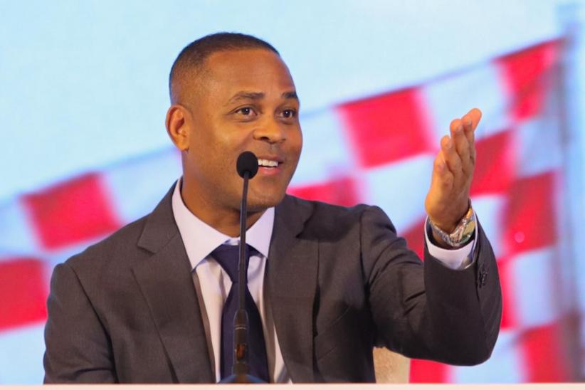 Ekspresi Pelatih Timnas Indonesia Patrick Kluivert Pakai Peci Pegang Jersey Garuda - Bagian 6