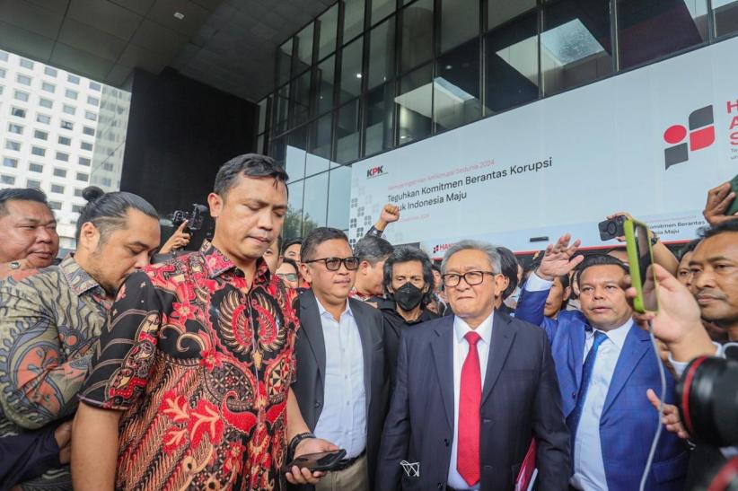 Senyum Hasto Kristiyanto usai Diperiksa KPK 3 Jam Tidak Pakai Rompi Oranye - Bagian 4