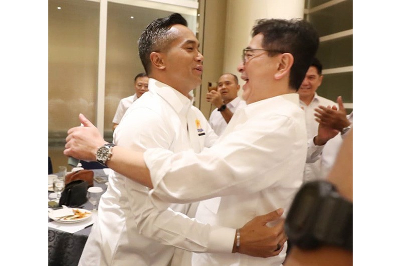 Anindya Bakrie dan Arsjad Rasjid Berpelukan Sebelum Pengukuhan Pengurus Kadin - Bagian 1