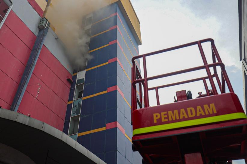 Foto Pekan Ini: Aksi Heroik Damkar Padamkan Kebakaran Glodok Plaza - Bagian 5