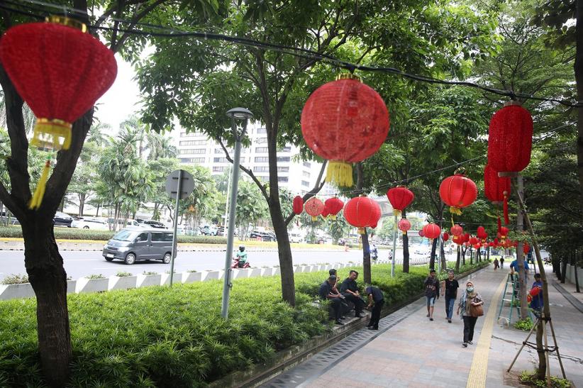 Lampion Berwarna Merah Bergelantungan Hiasi Jalan Jenderal Sudirman Jakarta - Bagian 6
