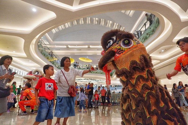 Barongsai Hibur Pengunjung Pusat Perbelanjaan - Bagian 1