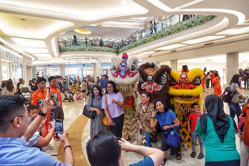 Barongsai Hibur Pengunjung Pusat Perbelanjaan - Bagian 4