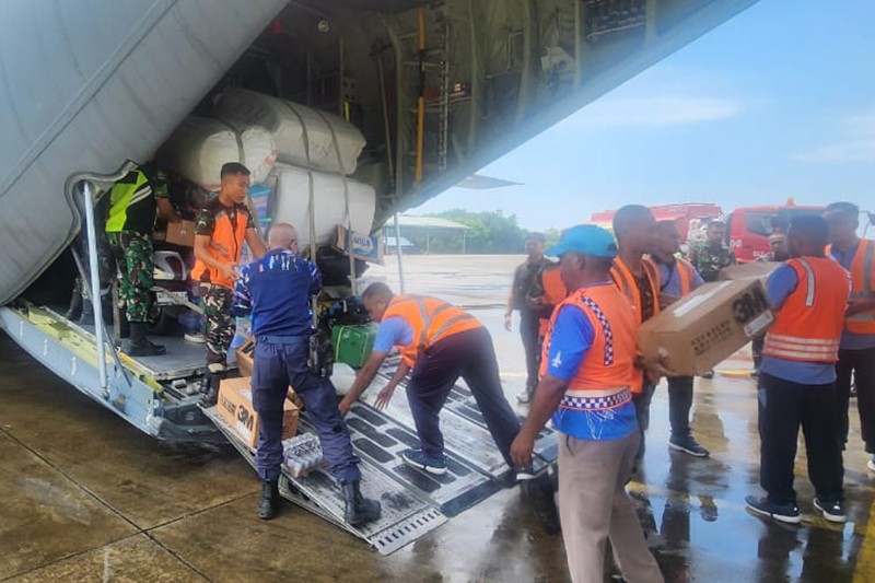 Aeroscue TNI AU Terbangkan Bantuan untuk Korban Erupsi Gunung Lewotobi Laki-Laki - Bagian 1