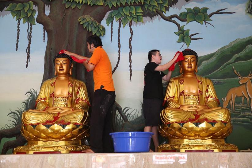 Ritual Bersih-Bersih Patung Dewa dan Vihara Amurva Bhumi Jakarta - Bagian 1
