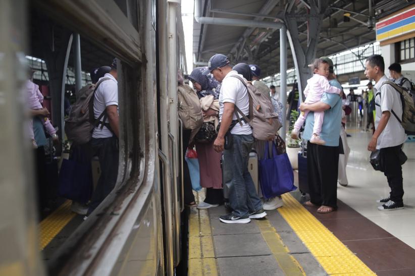 Libur Panjang, Puluhan Ribu Penumpang Padati Stasiun Pasar Senen  - Bagian 1
