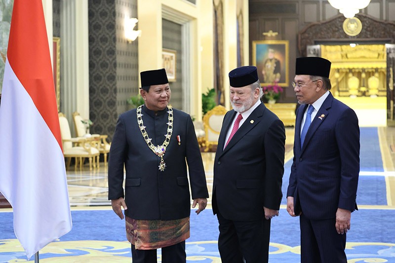 Presiden Prabowo Pakai Beskap Melayu Hitam Disambut Upacara Kenegaraan Raja Malaysia - Bagian 1