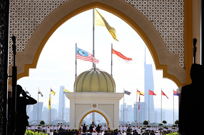 Presiden Prabowo Pakai Beskap Melayu Hitam Disambut Upacara Kenegaraan Raja Malaysia - Bagian 3